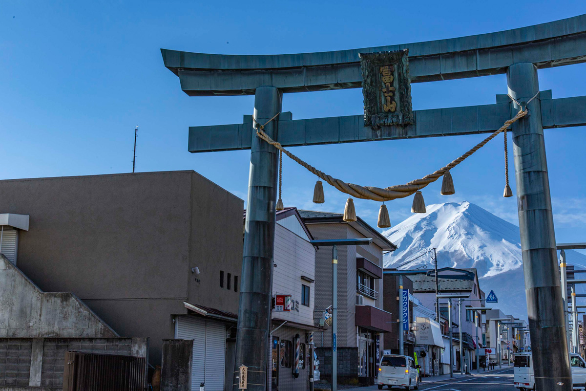 富士吉田のシンボル金鳥居と富士山 冬