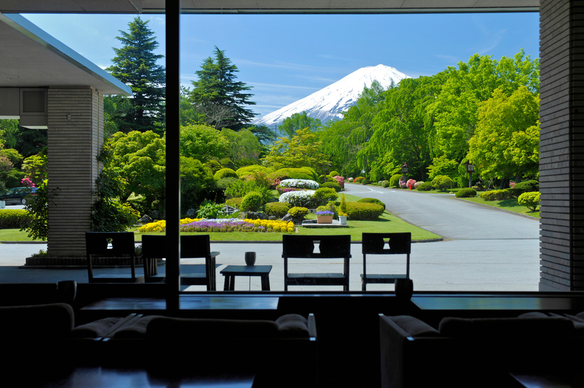 ロビーから眺める富士山