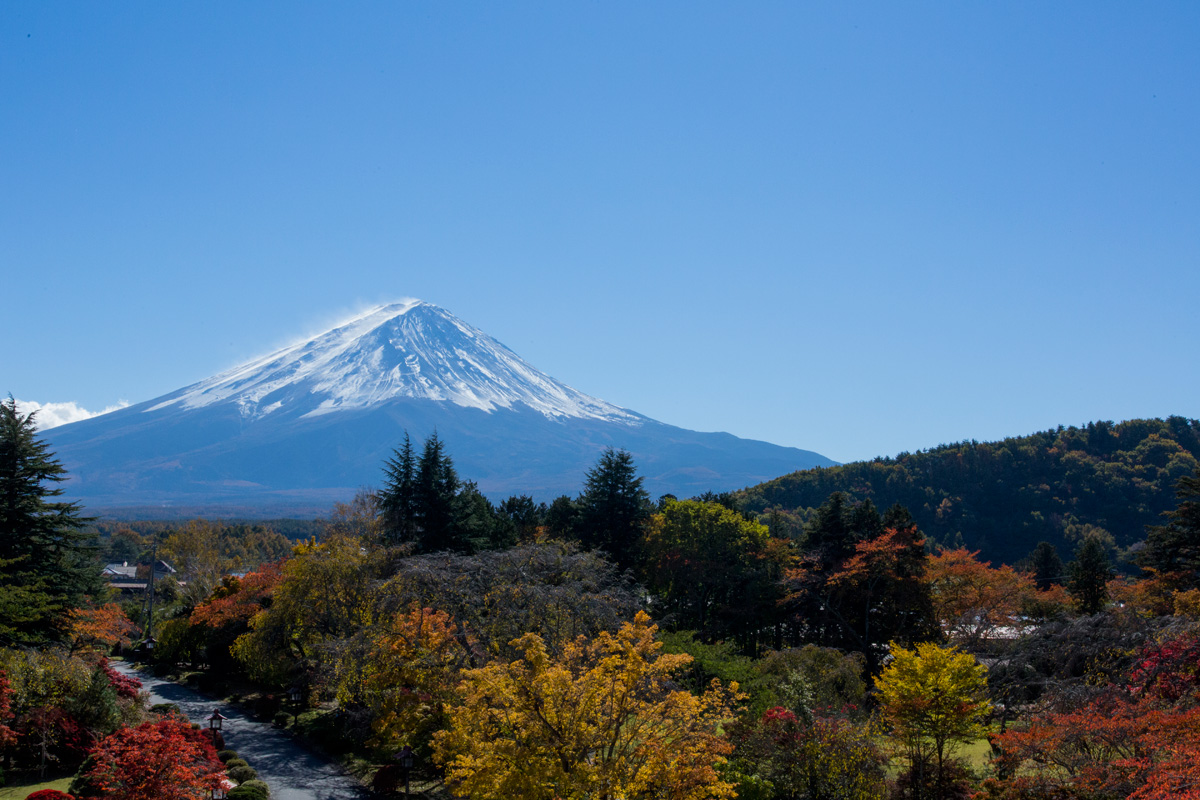 展望室から望む富士山 秋の紅葉の頃