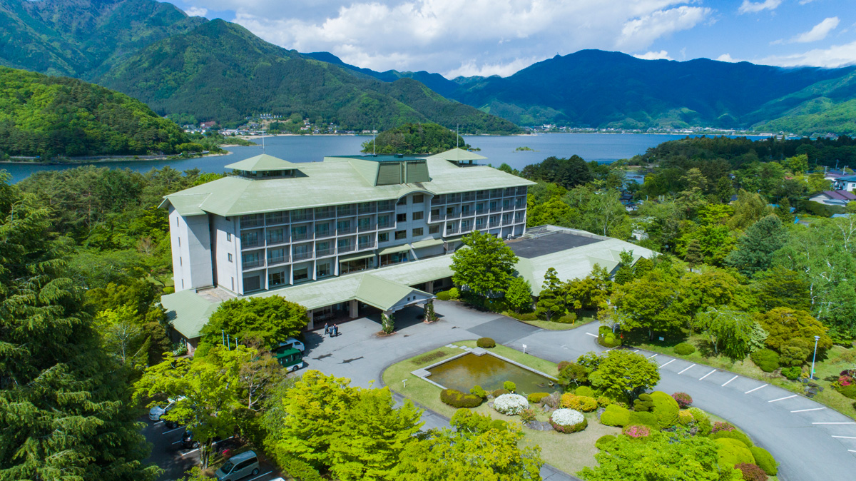 庭園を通り河口湖畔へ散策もおすすめ