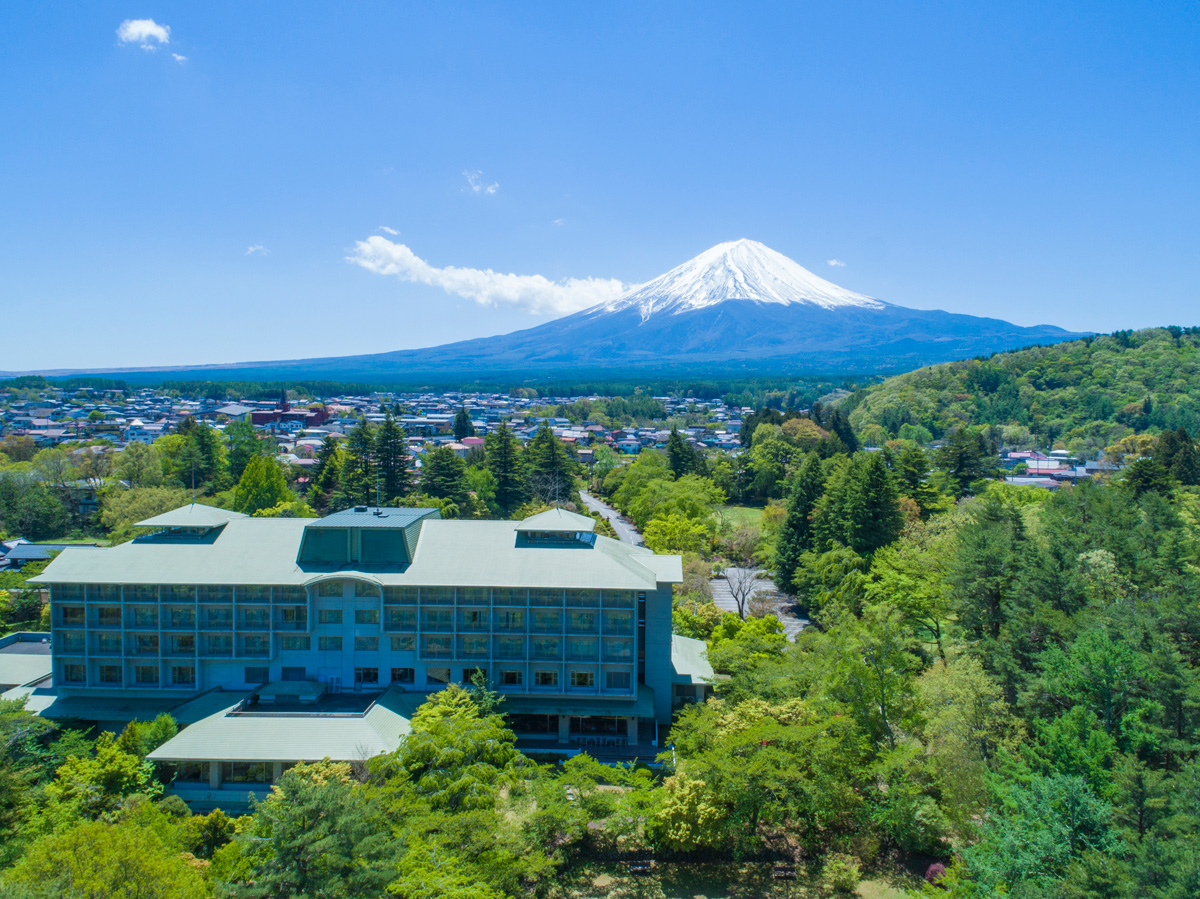 ホテル正面に望む富士山