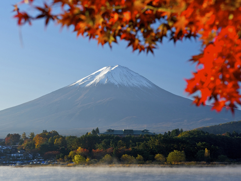 河口湖対岸から撮影したホテルと富士山 秋