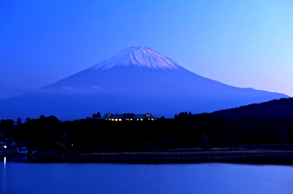 河口湖対岸から撮影したホテルと富士山