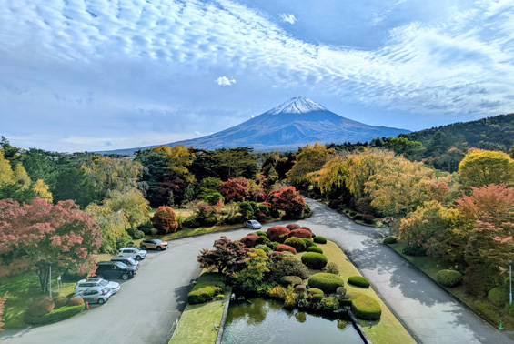 富士山とホテル庭園の紅葉